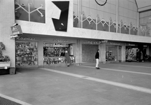 152572 Interieur van het N.S.-station Rotterdam C.S. te Rotterdam: hal met kiosken.